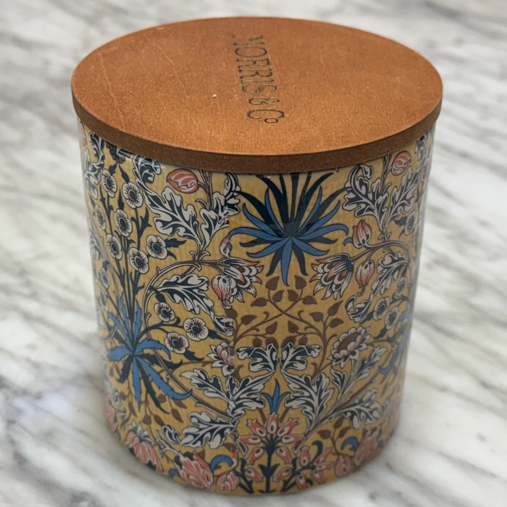 Morris & Co, 15 oz Candle in Ceramic Jar with Wooden Lid, Classic Amber Scent - Picture 2 of 6